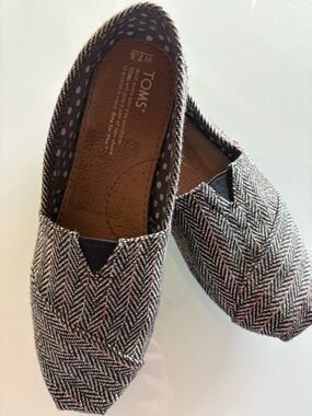 Toms Fabric Uppers with Gold Metallic Thread Accent Shoes Flats, 7.5